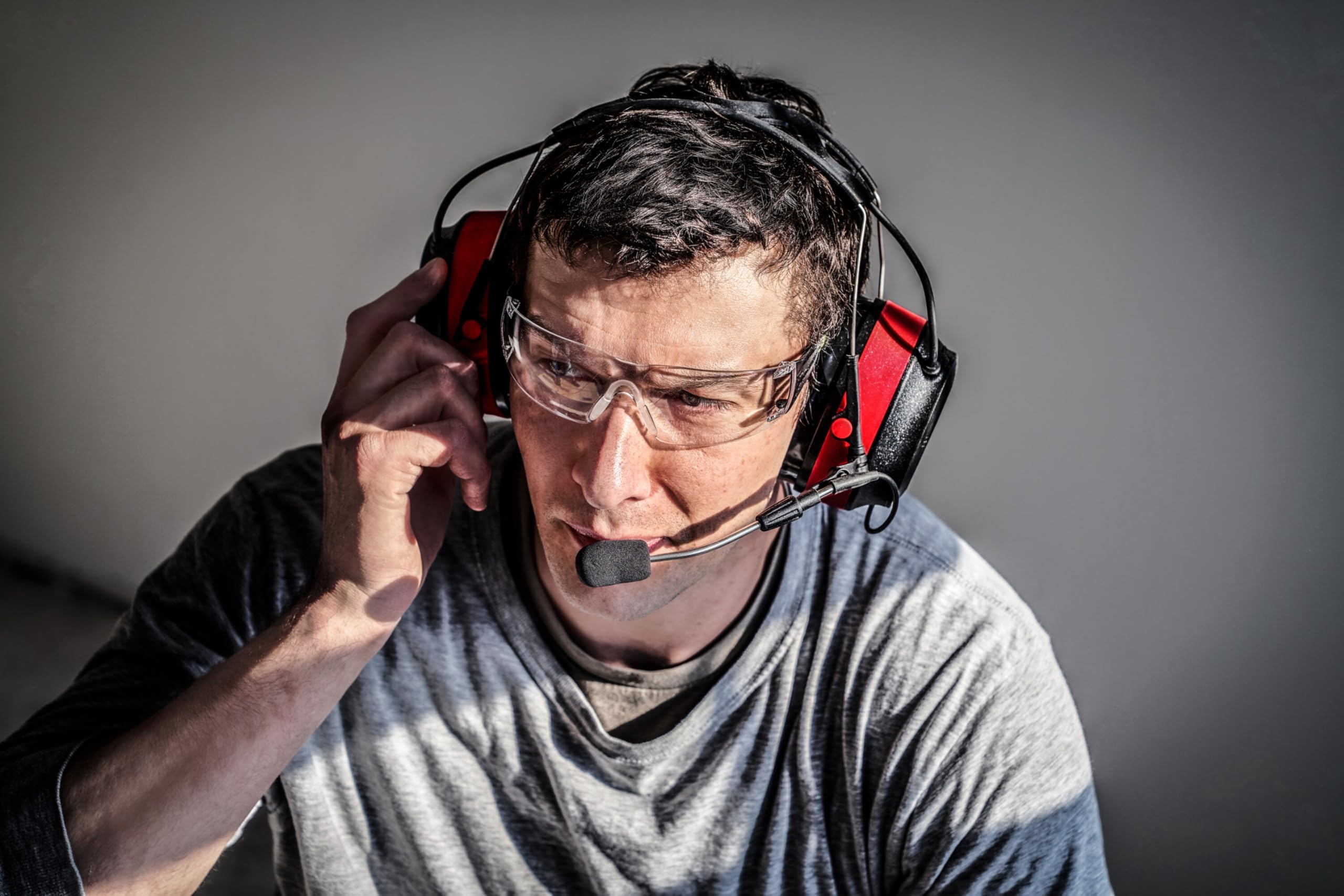 3M Pro-Comms 26 dB NRR attenuates ambient noise on job sites