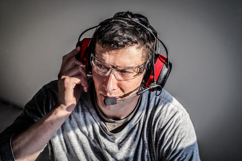3M Pro-Comms 26 dB NRR attenuates ambient noise on job sites
