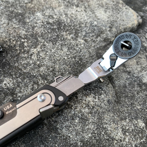 711L compact design avoids interference with Skeletool during folding.