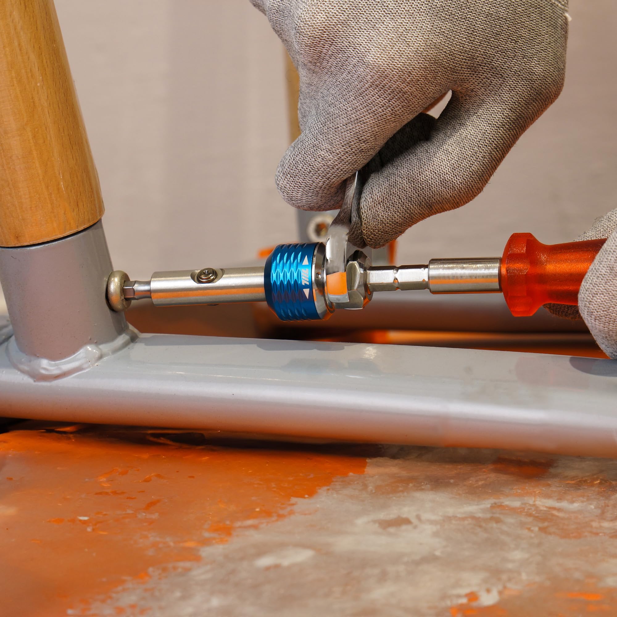 711L inline ratchet driver supports 1/4in hex adapters for versatility.
