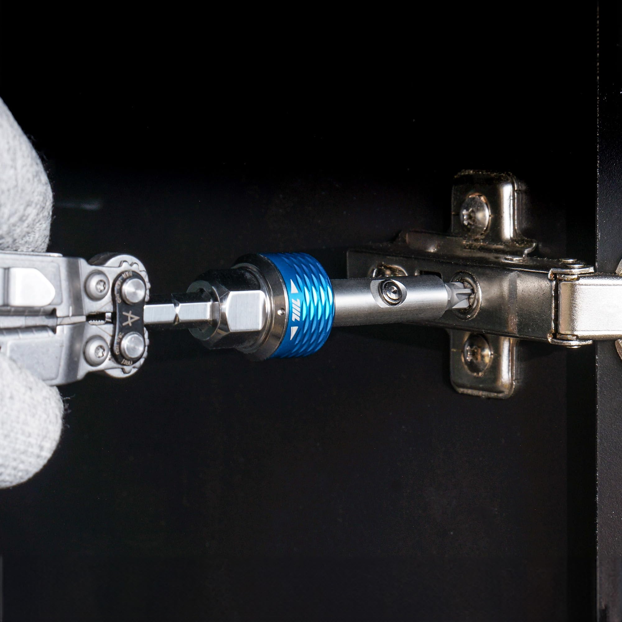 711L 3-way ratcheting system enabling forward, reverse, and lock positions.