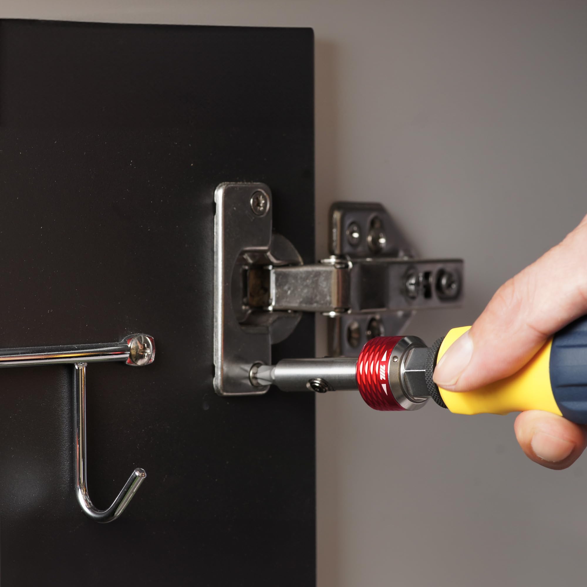 711L inline ratchet driver FL magnetic bit holder keeps bits secure.
