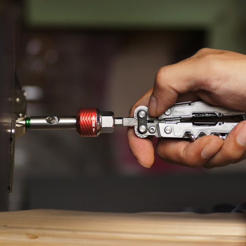 711L inline ratchet driver FL quick-release bit switch in action.