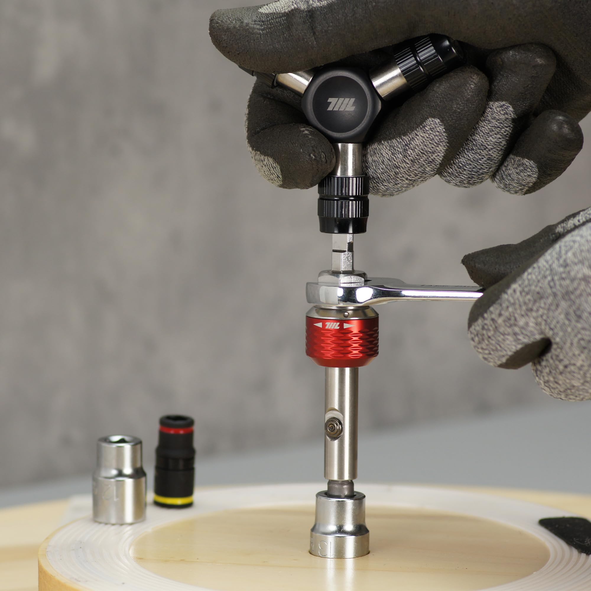 711L inline ratchet driver FL three-way ratchet system for smooth control.