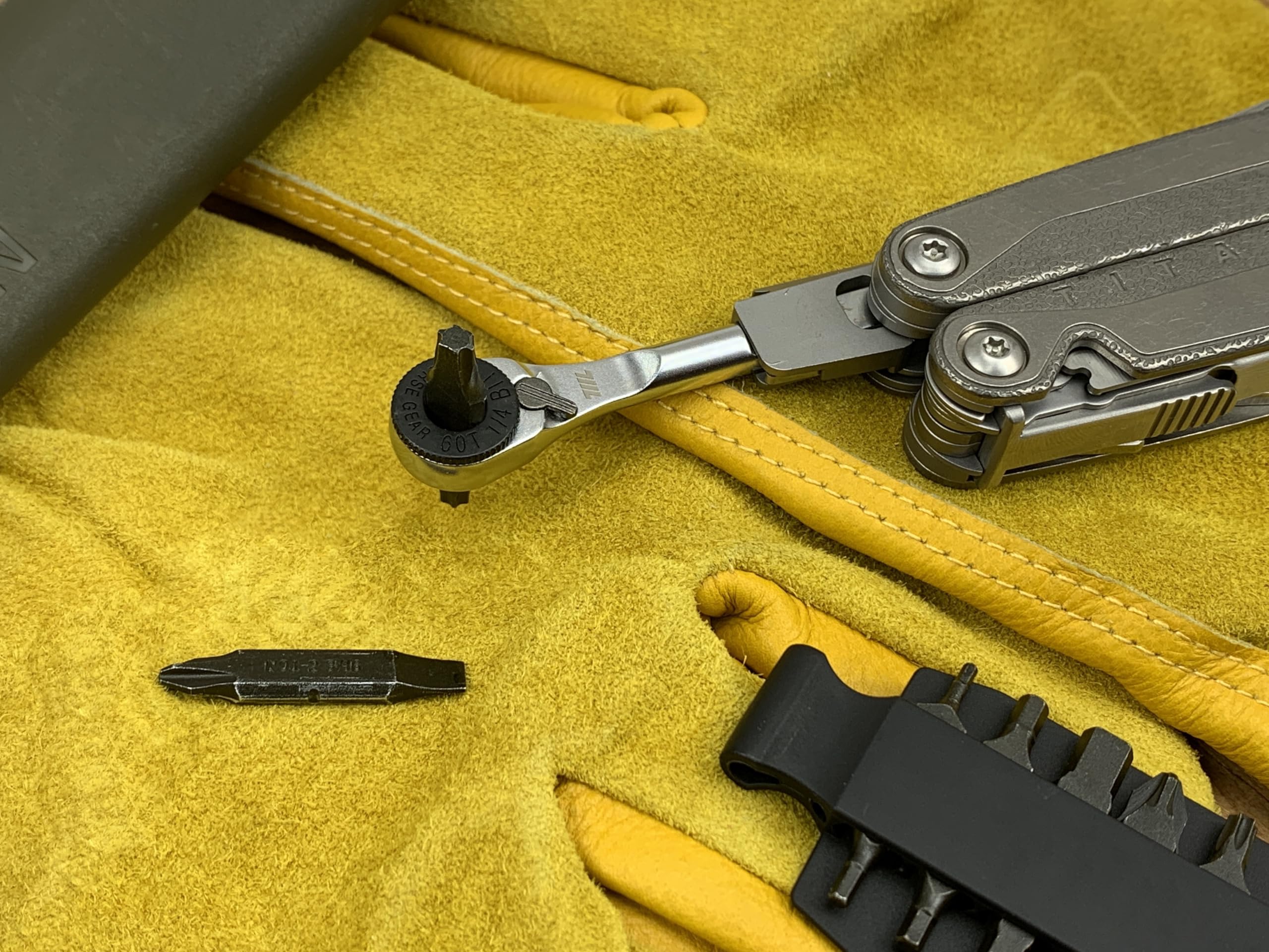 711L EDC ratchet wrench with key ring hole, portable and organized.