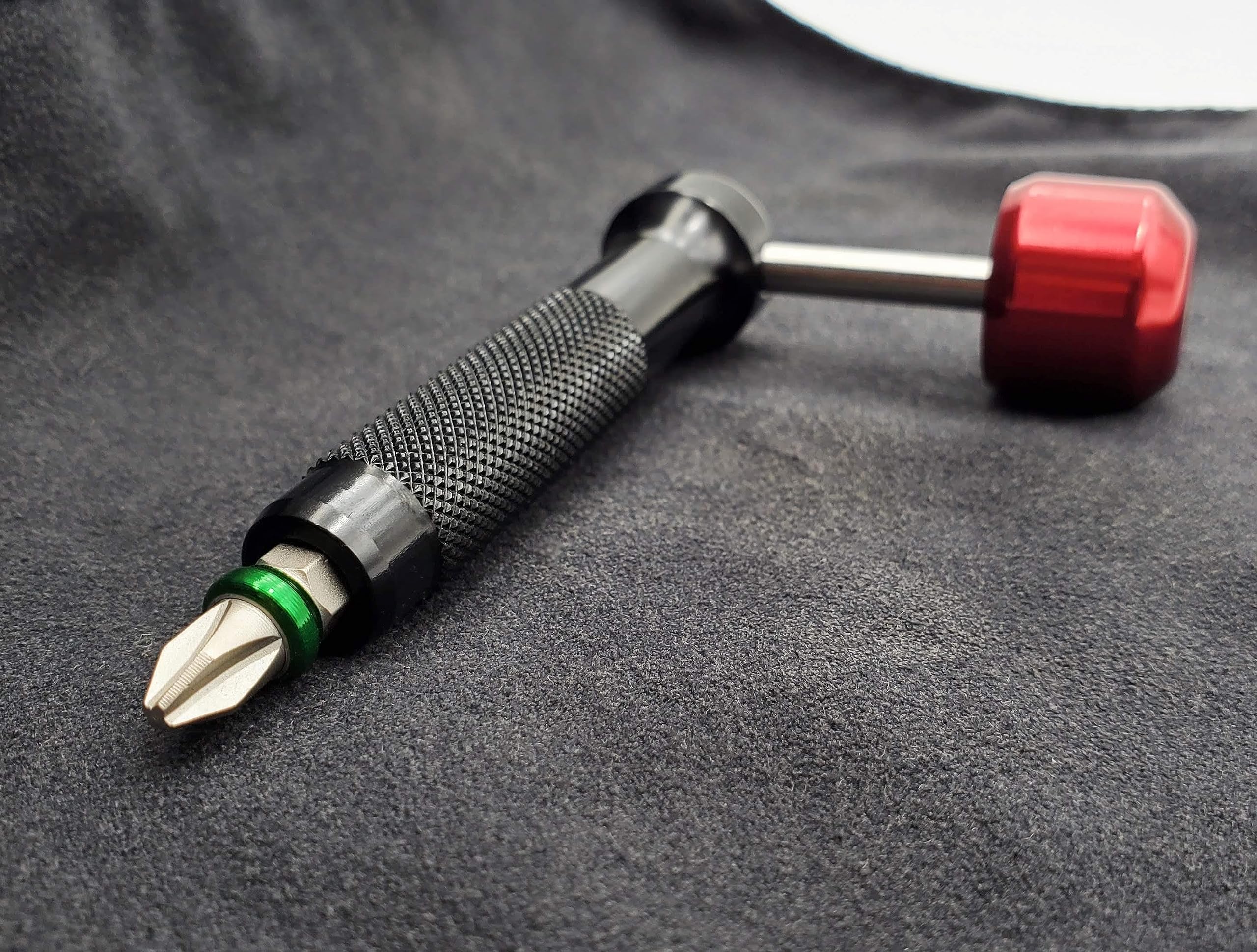 711L Lollipop Bit Driver close-up highlighting patent-protected pivot mechanism