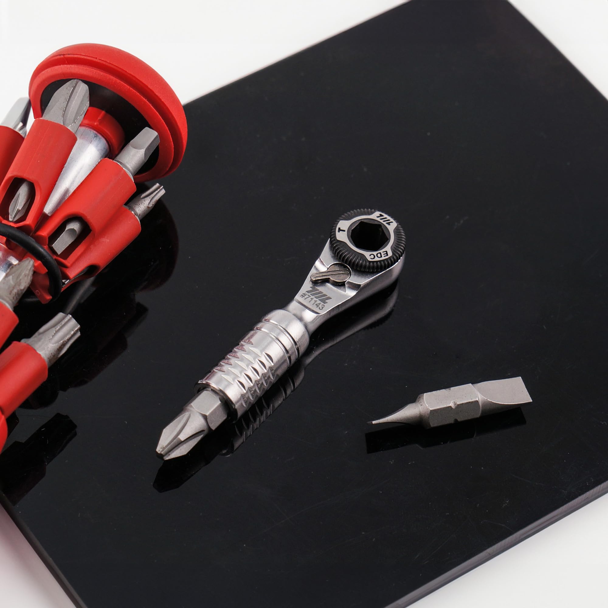 Diamond-cut texture on 711L TG bit holder enhances grip and finish