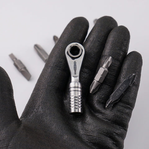 Dual-ended bit compatibility highlight with 711L TG for versatile tasks in confined spots