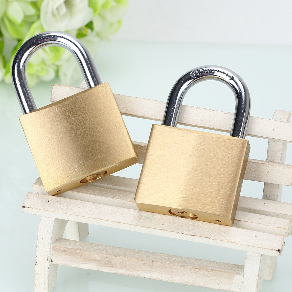 ABRA FOX padlock keyway closeup shows four-pin cylinder security