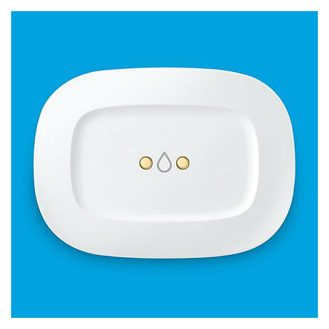 Aeotec water leak sensor demonstrates moisture-detection capability with temperature alert.