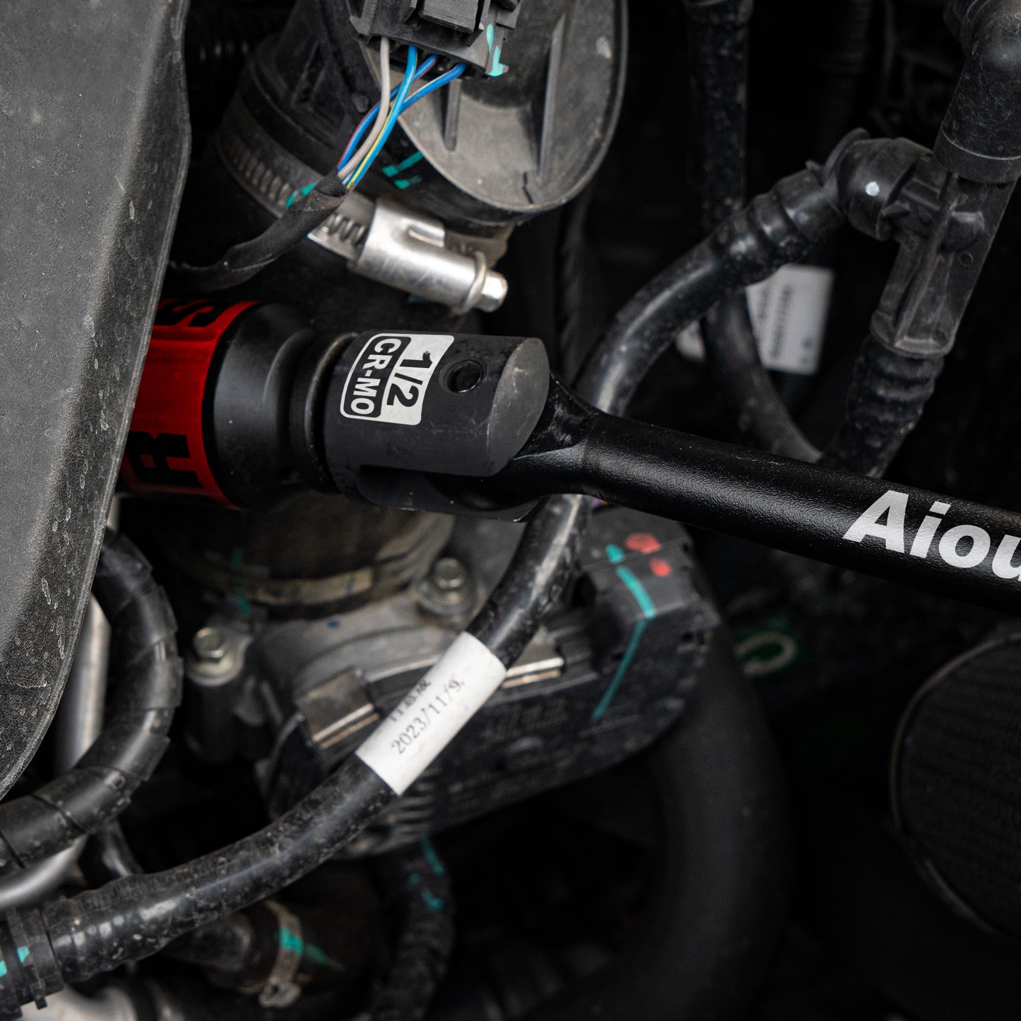 Aiourx rotatable head provides torque from multiple angles
