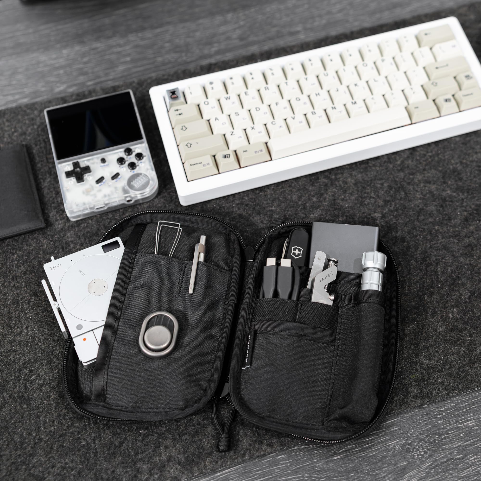 ALPAKA Admin Pouch Pro AXOGRID 300D durability for rugged travel.