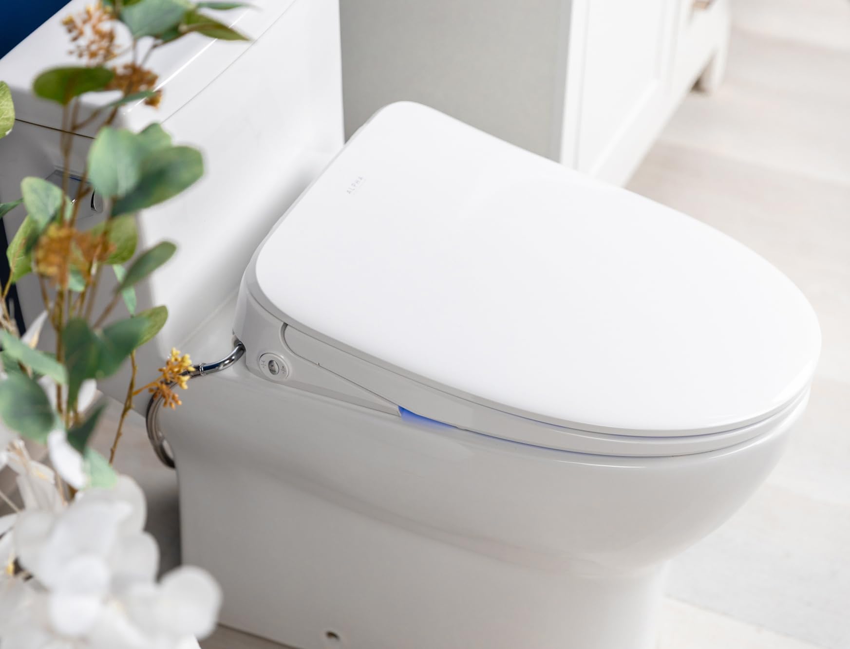 ALPHA BIDET iX Pure arc nozzle delivers precise cleansing