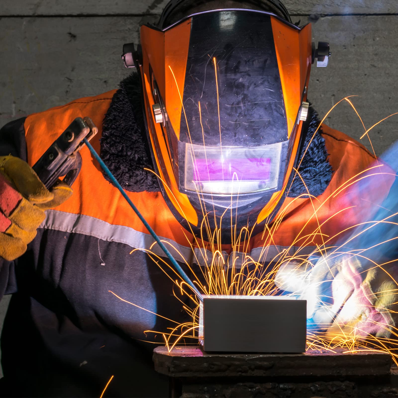 Amyhill durable, corrosion-resistant aluminum plates for long-lasting use.