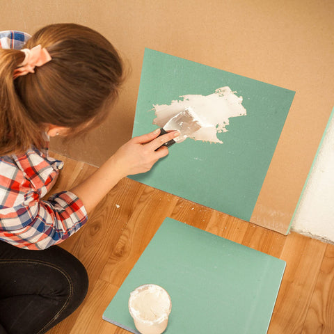 Amylove patch used in living room boosts wall restoration without heavy disruption.