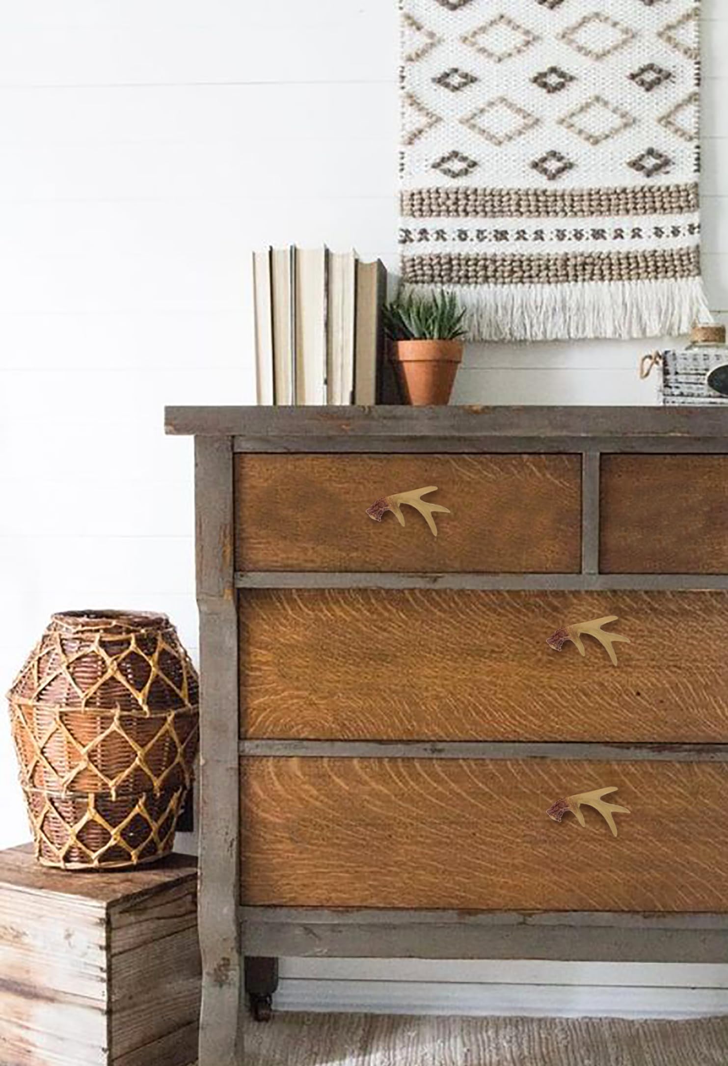 Amyoxu hand-painted resin antlers provide a unique cabinet accent.