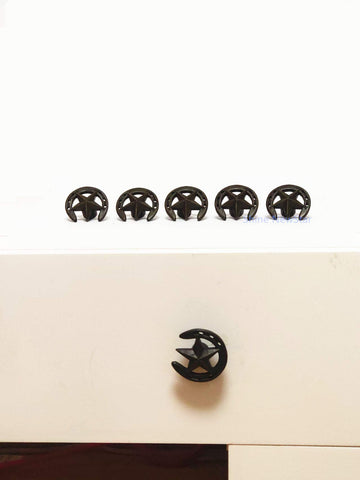 Amyoxu cowboy horseshoe drawer pull side view shows rustic details.