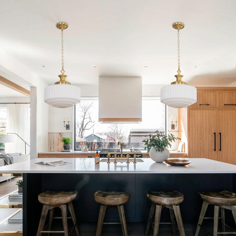 Aomuo kitchen island pendant light creates a warm, inviting atmosphere.