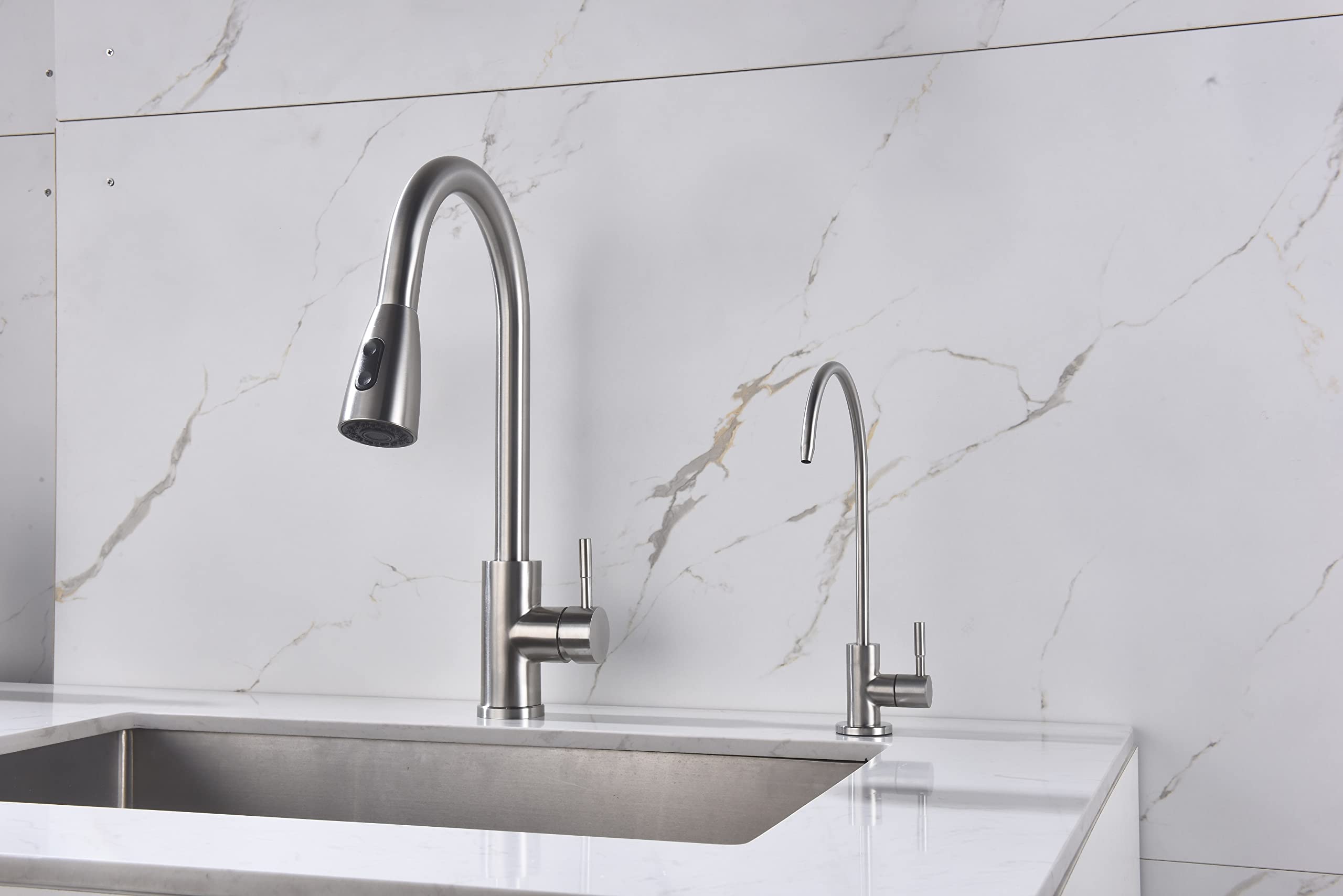 Apaix spout design helps fill tall kettles and pitchers.