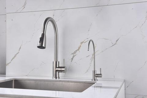 Apaix spout design helps fill tall kettles and pitchers.