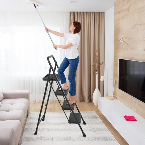 Arbusb 4-Step Ladder outdoor use scenario suitable for exterior projects.
