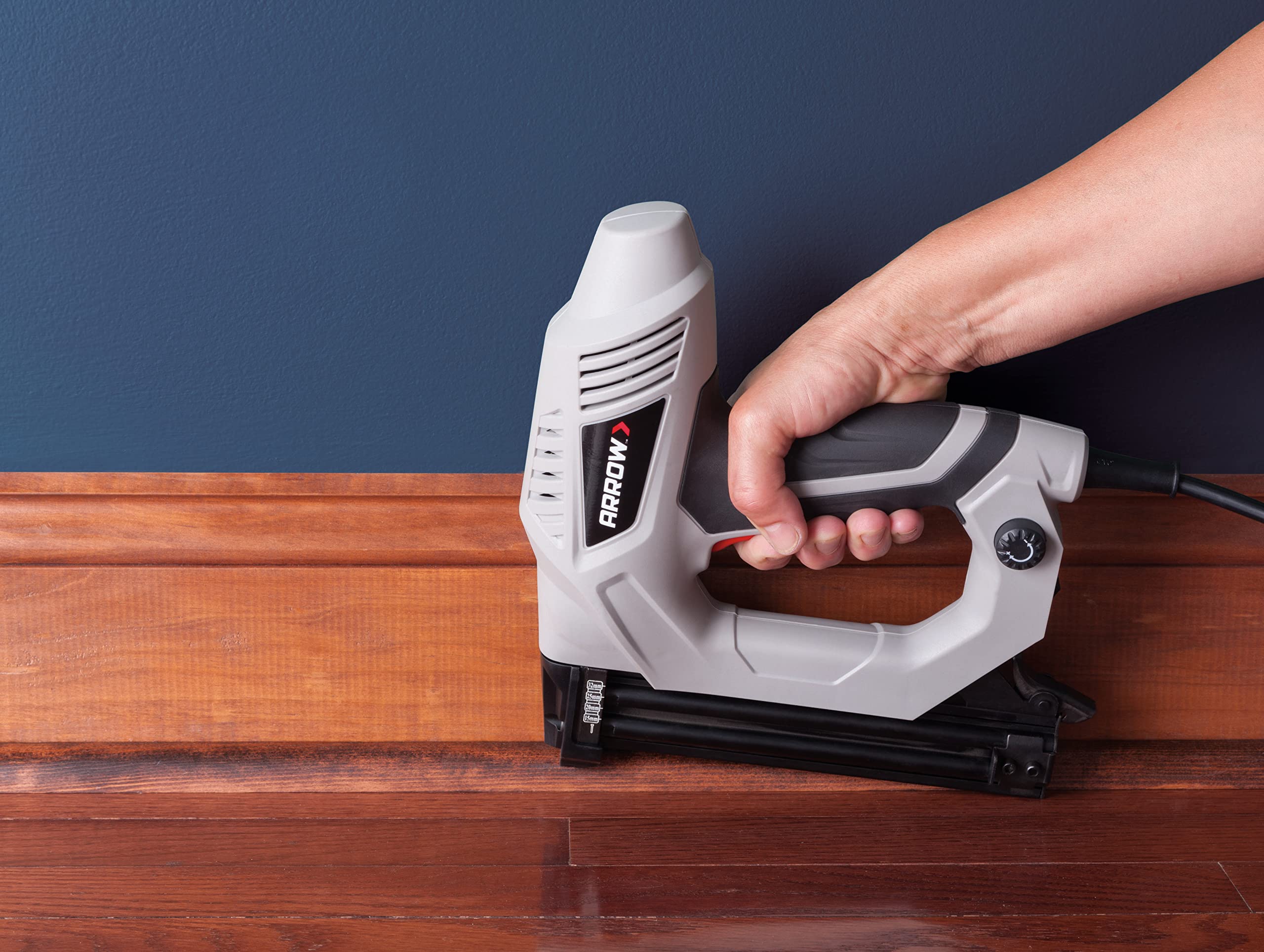 Oversized trigger on Arrow ET200BN enables control in tight spots and awkward angles.