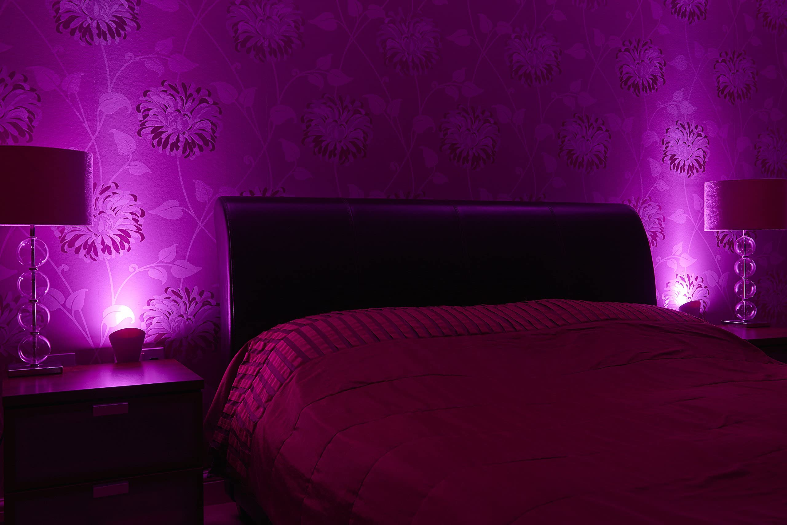 AURAGLOW double-socket V-beam setup creates dramatic light accents.