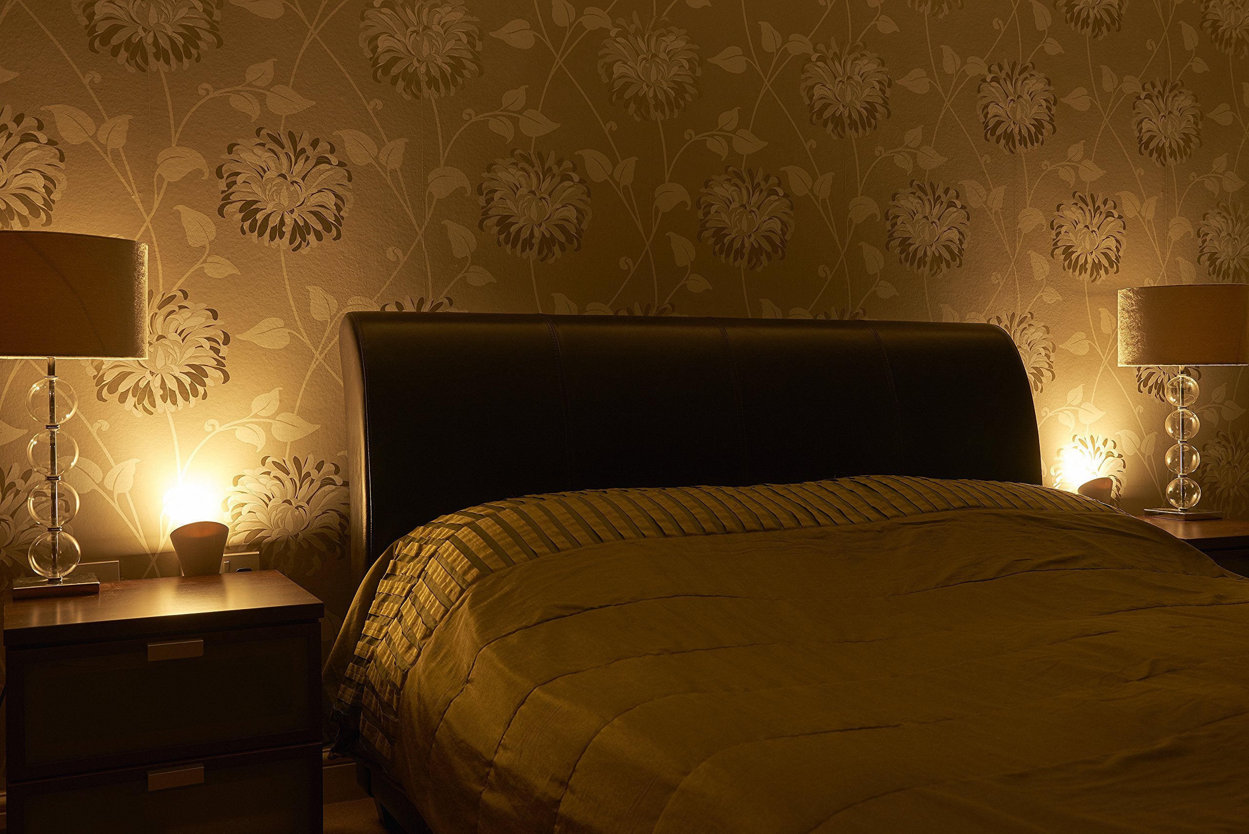 AURAGLOW rotateable uplighter enables downlight or wall wash options.