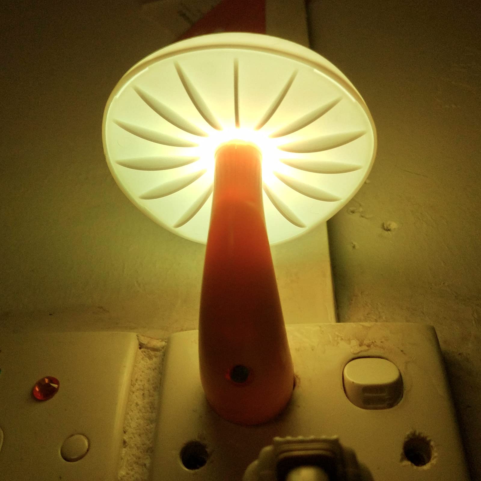 AUSAYE plug-in night light is easy to place anywhere