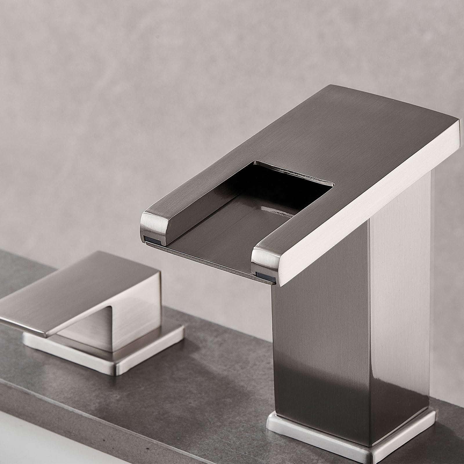 AVSIILE LED light adds ambient glow and temperature cues at the sink.