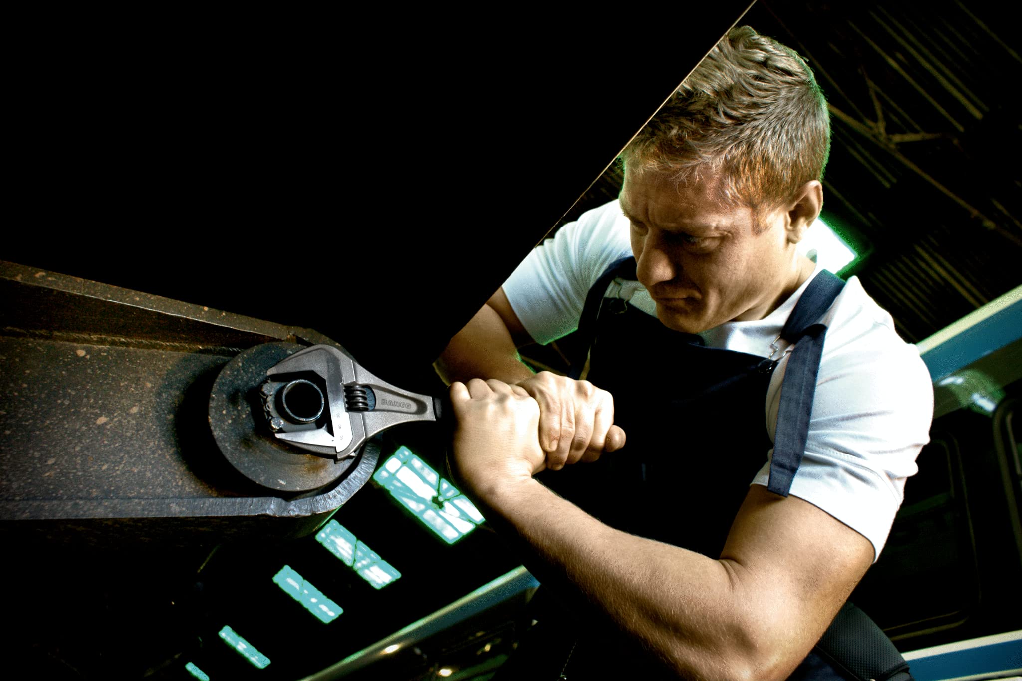 Bahco BAH9031RUS ideal for plumbers, electricians, and maintenance tasks.