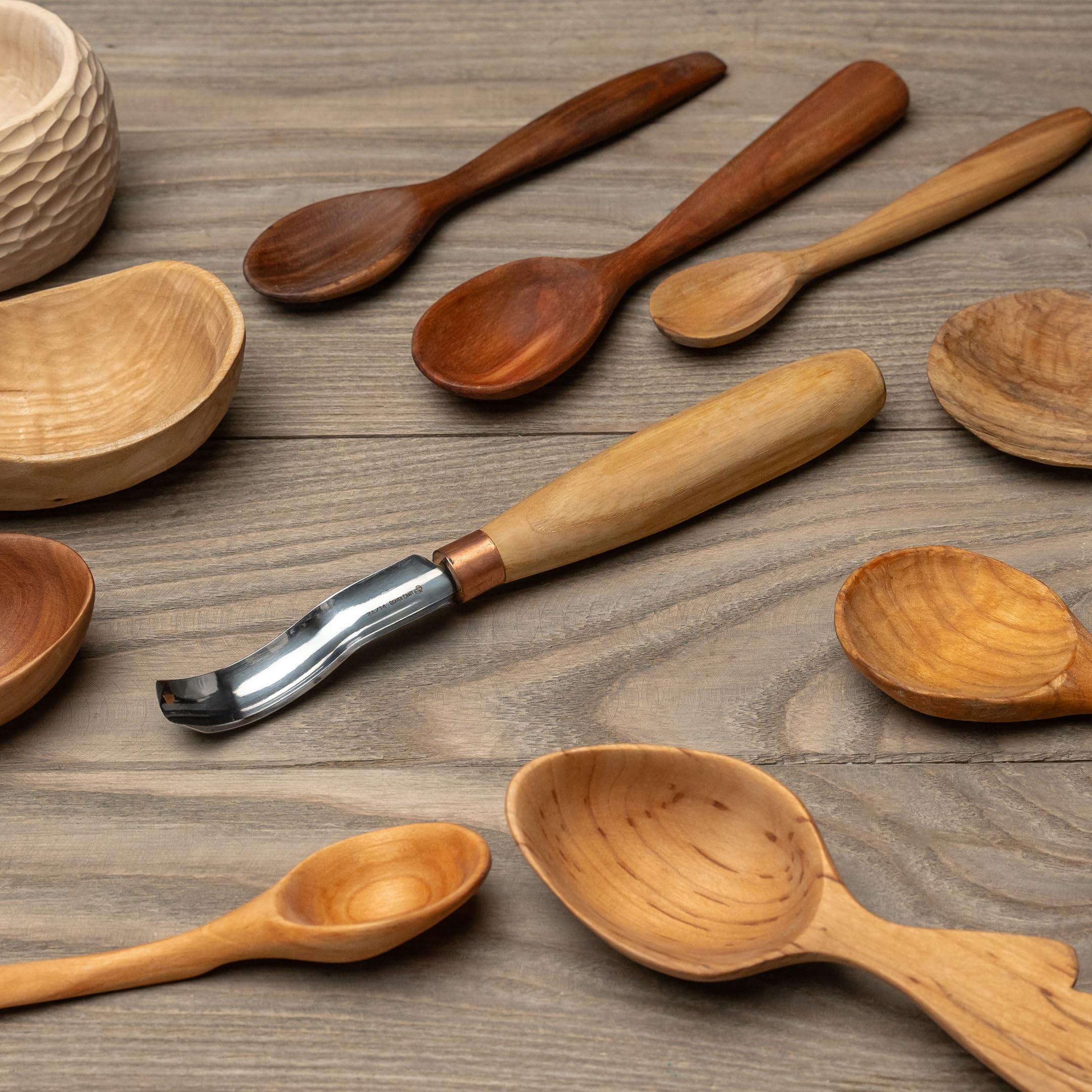 BeaverCraft ash handle ergonomic design supports long sessions.