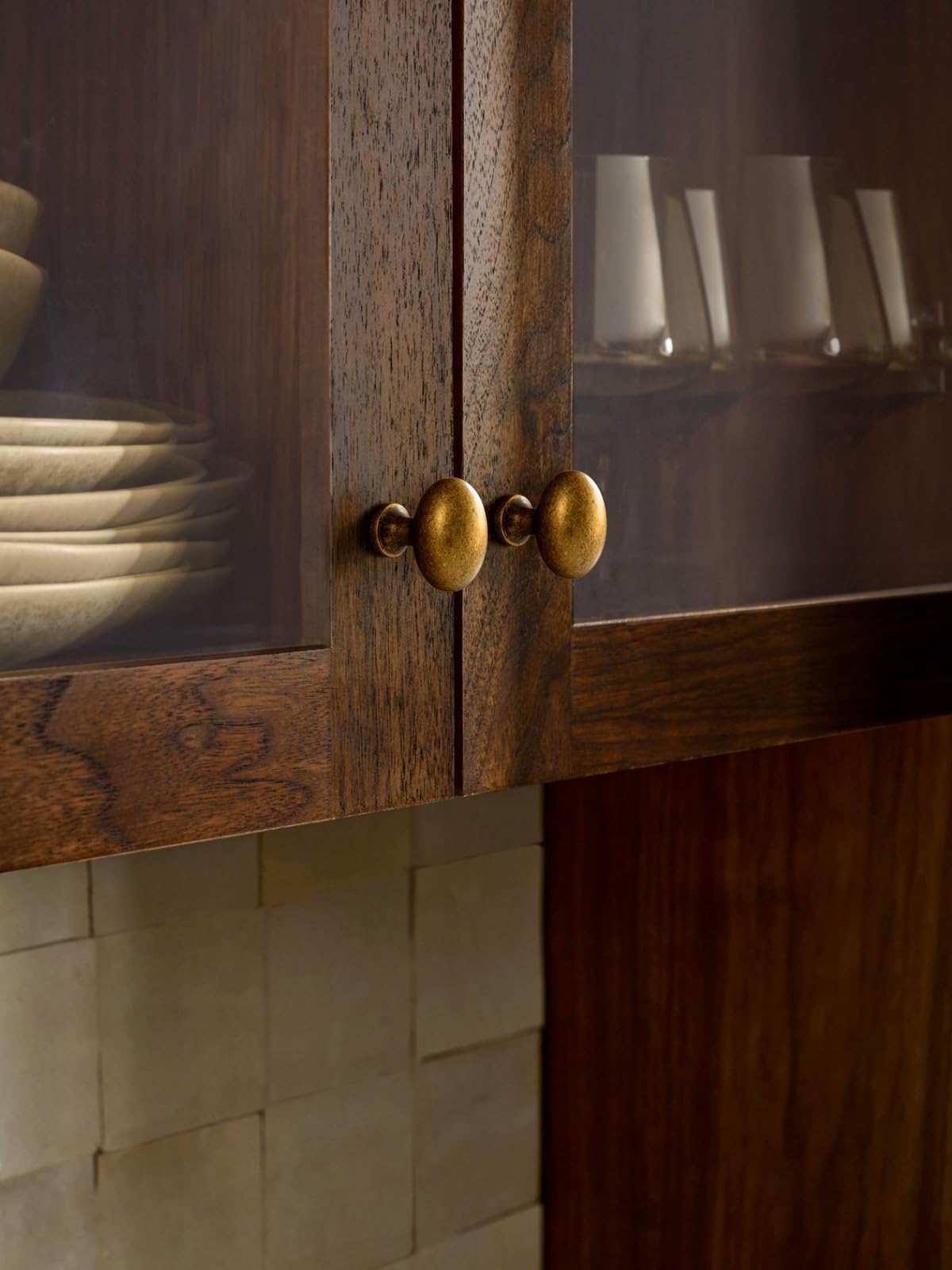 BEILEIOU oval antique brass knob packaging includes screws for easy installation.