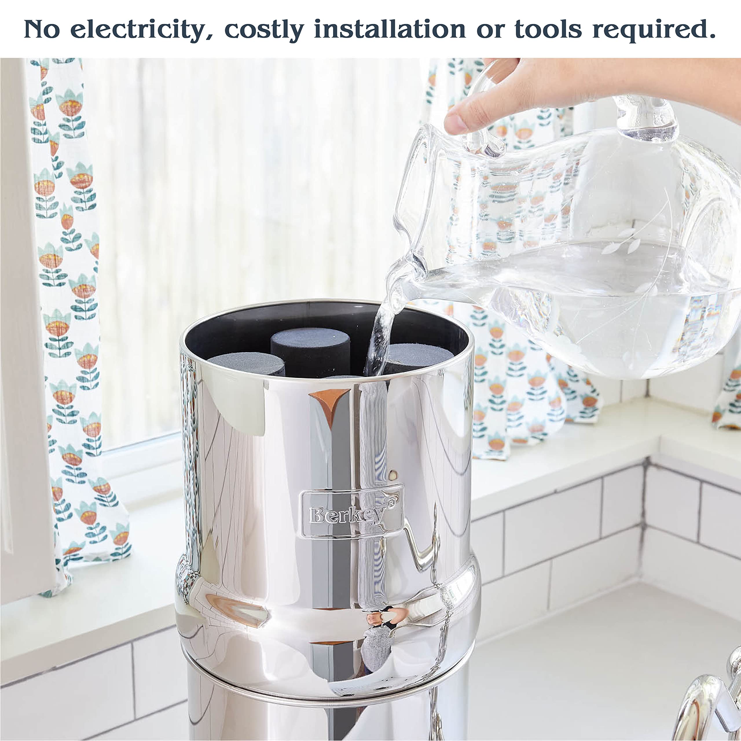 Filtration without electricity keeps drinking water ready at home.