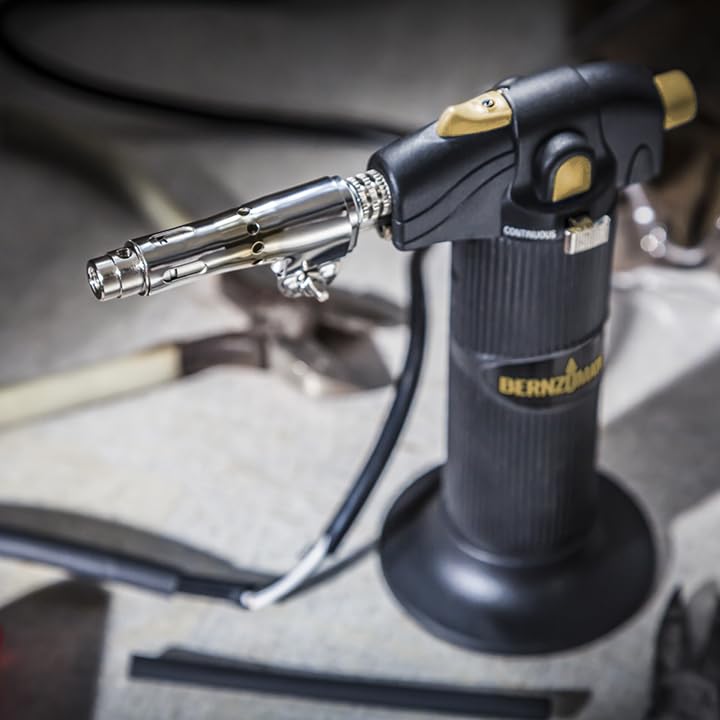 Bernz-O-Matic ST2200T ergonomic handle promotes safe handling.