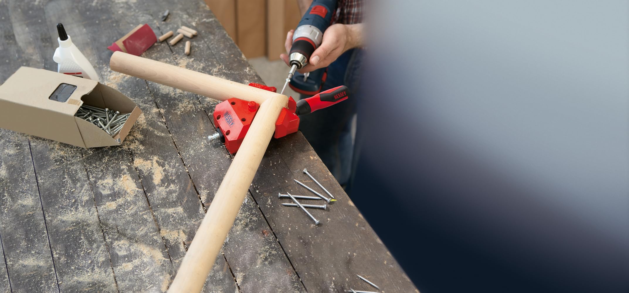 BESSEY WS-3+2K-CB angle clamp demonstrating workpiece protection during tightening.