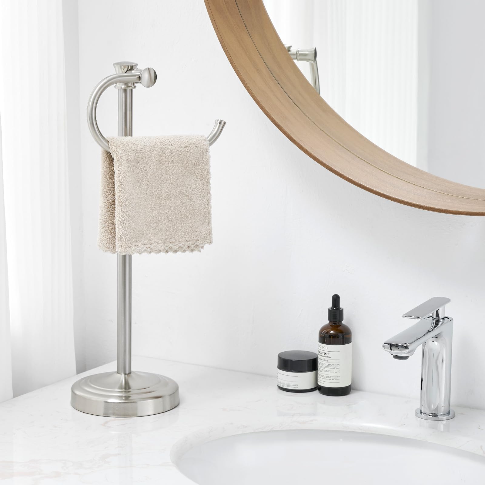BESy easy-clean towel stand simplifies maintenance with a soft-cloth wipe.