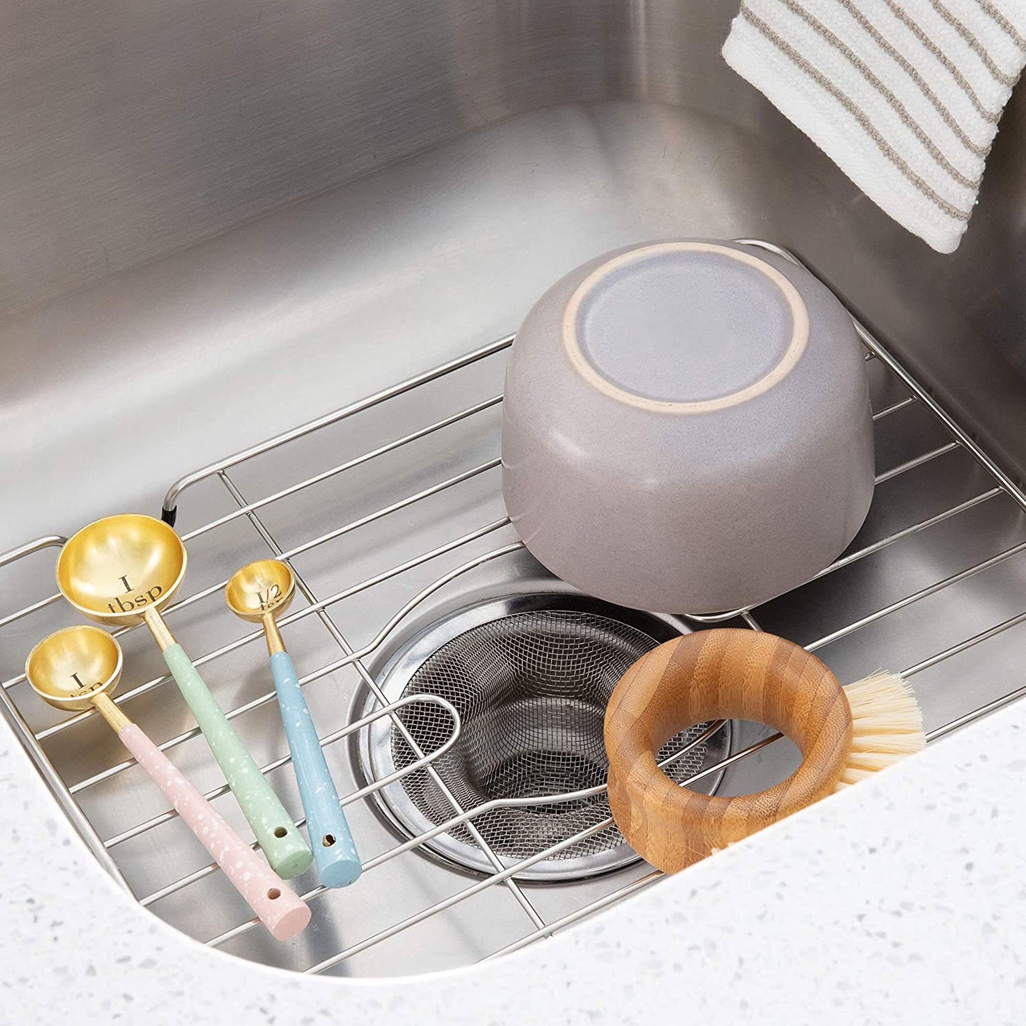 Better Houseware anti-scratch grid helps keep the sink pristine.