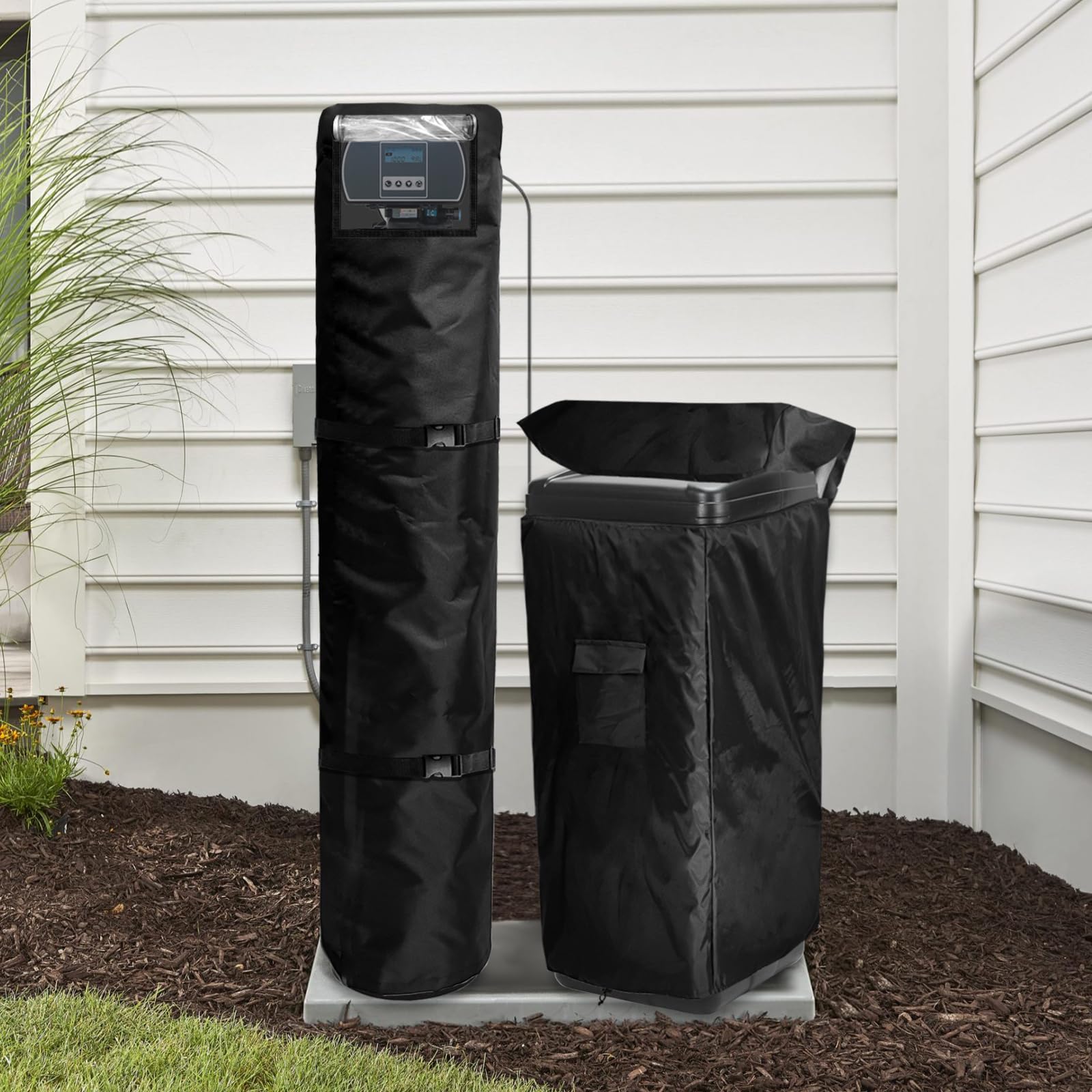 Bitubi elastic buckles and drawstrings secure the lid on windy days