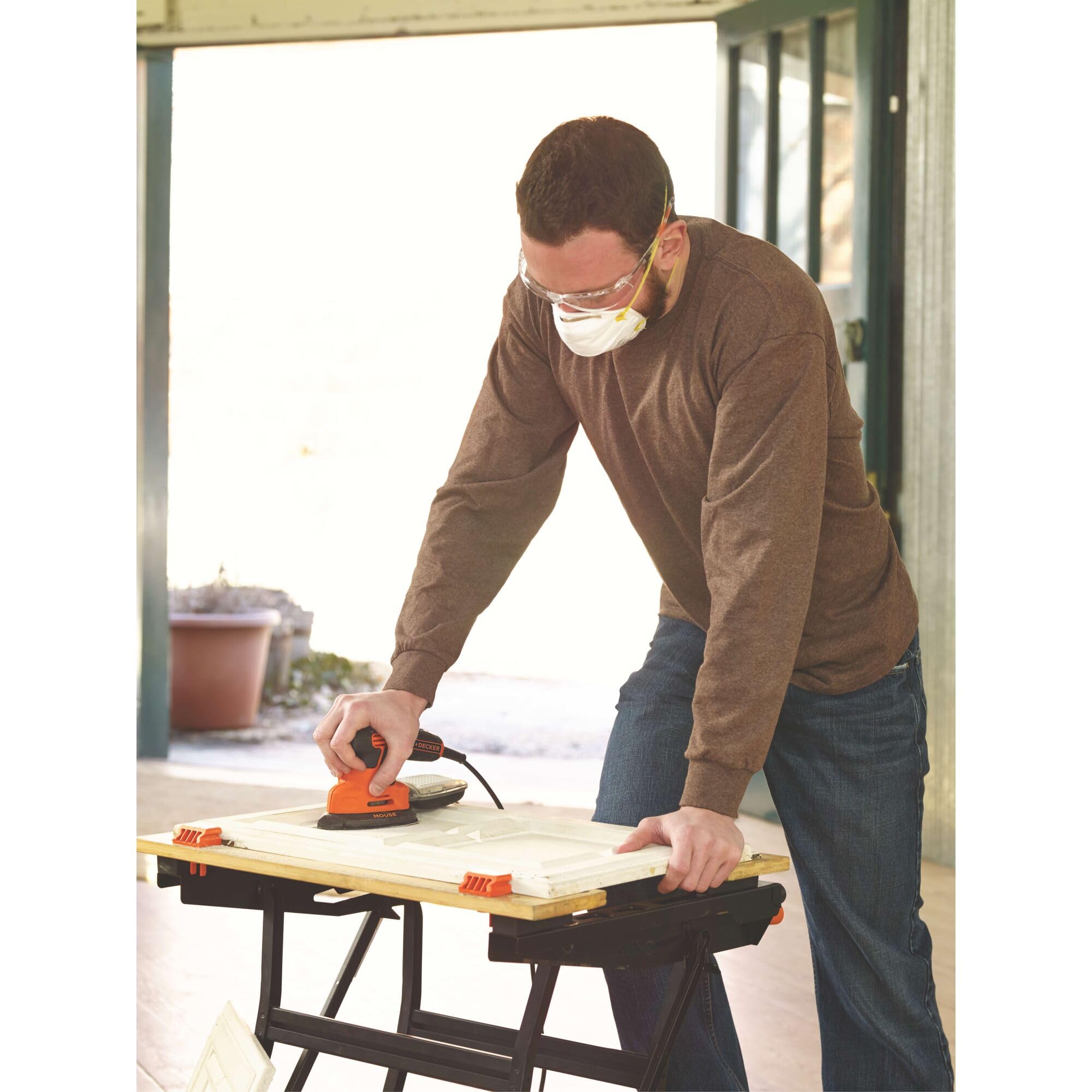 BLACK+DECKER Detail Sander detail sanding pad handles odd angles precisely.