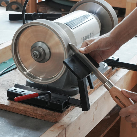 BMWOOD BG-GRIND4 adjustable platform table enables precise angle changes.