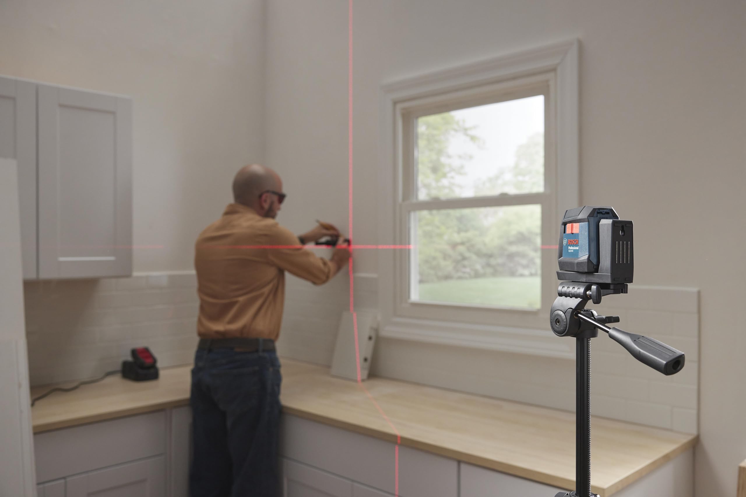 Bosch GLL50-20 5/16 inch accuracy at 30 feet for lines