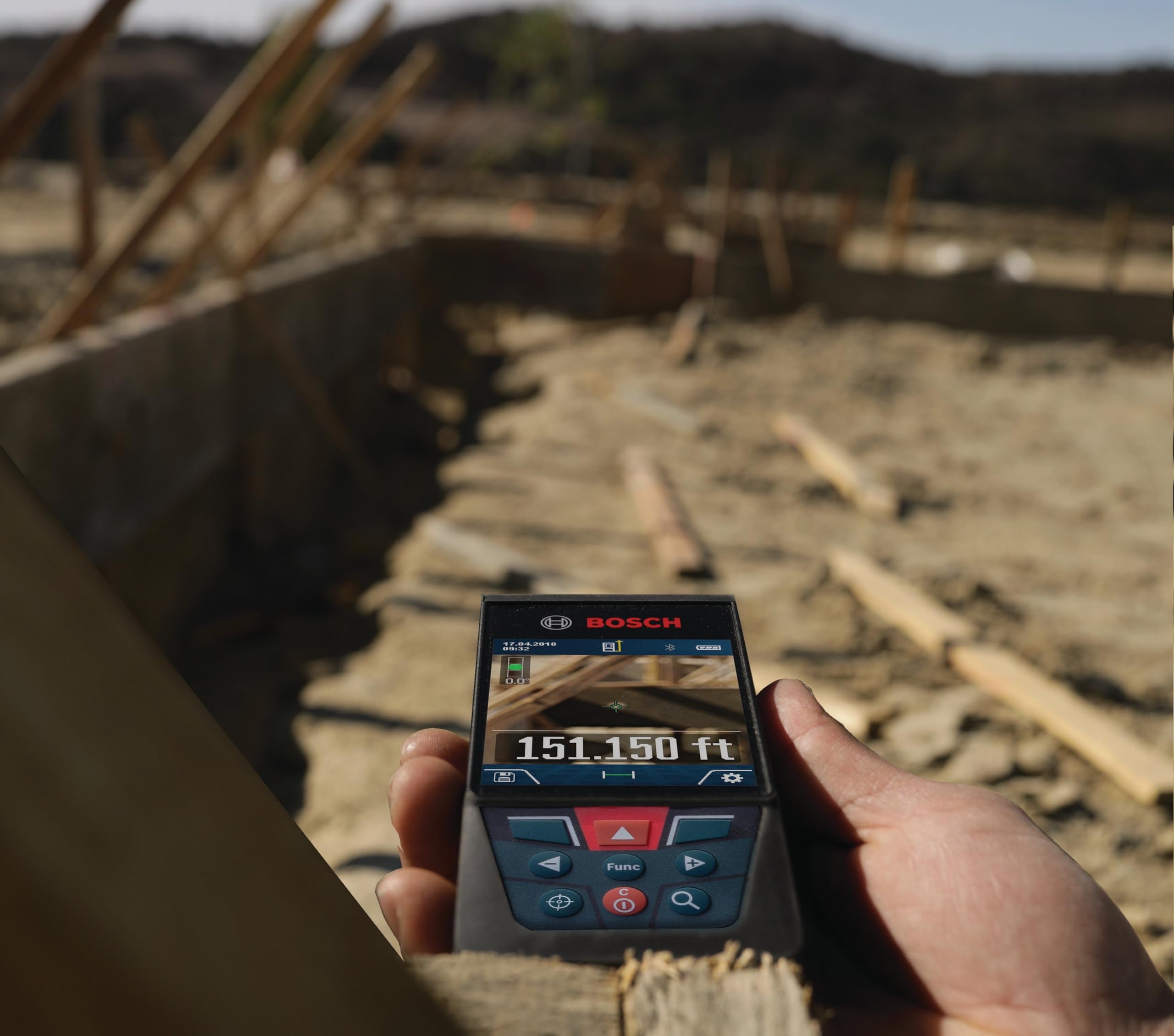 Bosch GLM400CL Bluetooth enables quick data transfer to a smartphone.