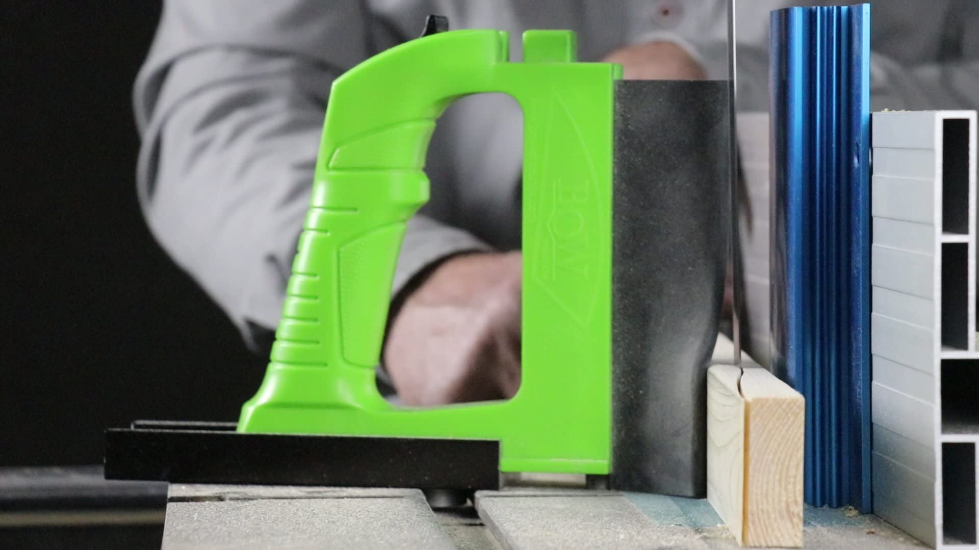 BOW GuidePRO GP5 holds small pieces with secure edge grip