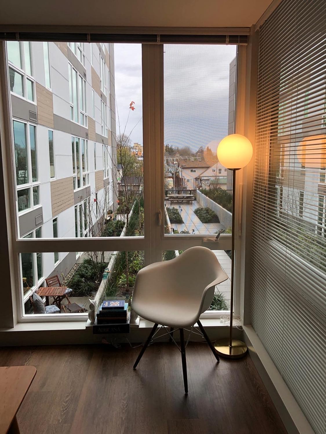 Brightech Luna lamp has a heavy base for stable placement.
