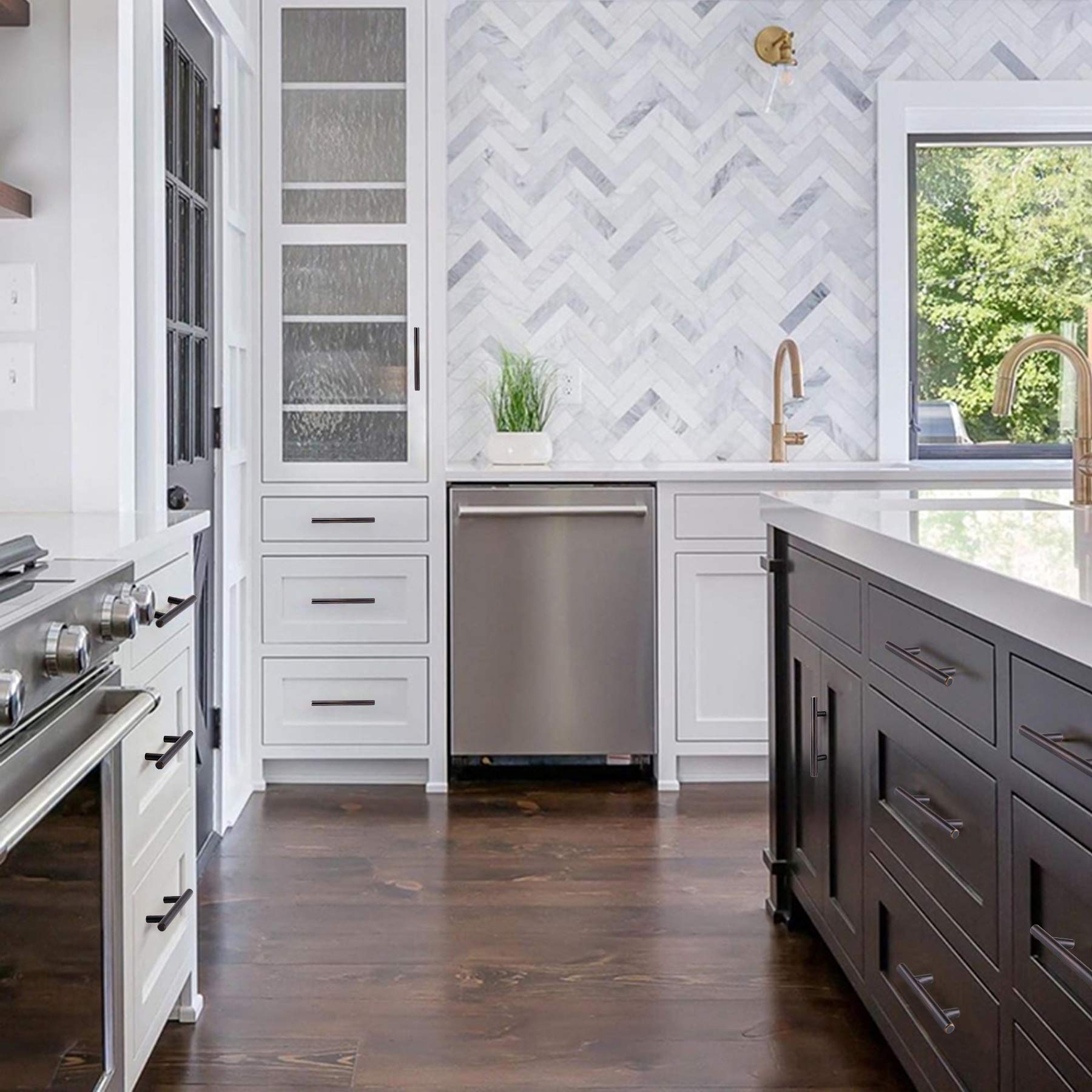BRONZEHOMM durable kitchen hardware collection for cohesive decor.