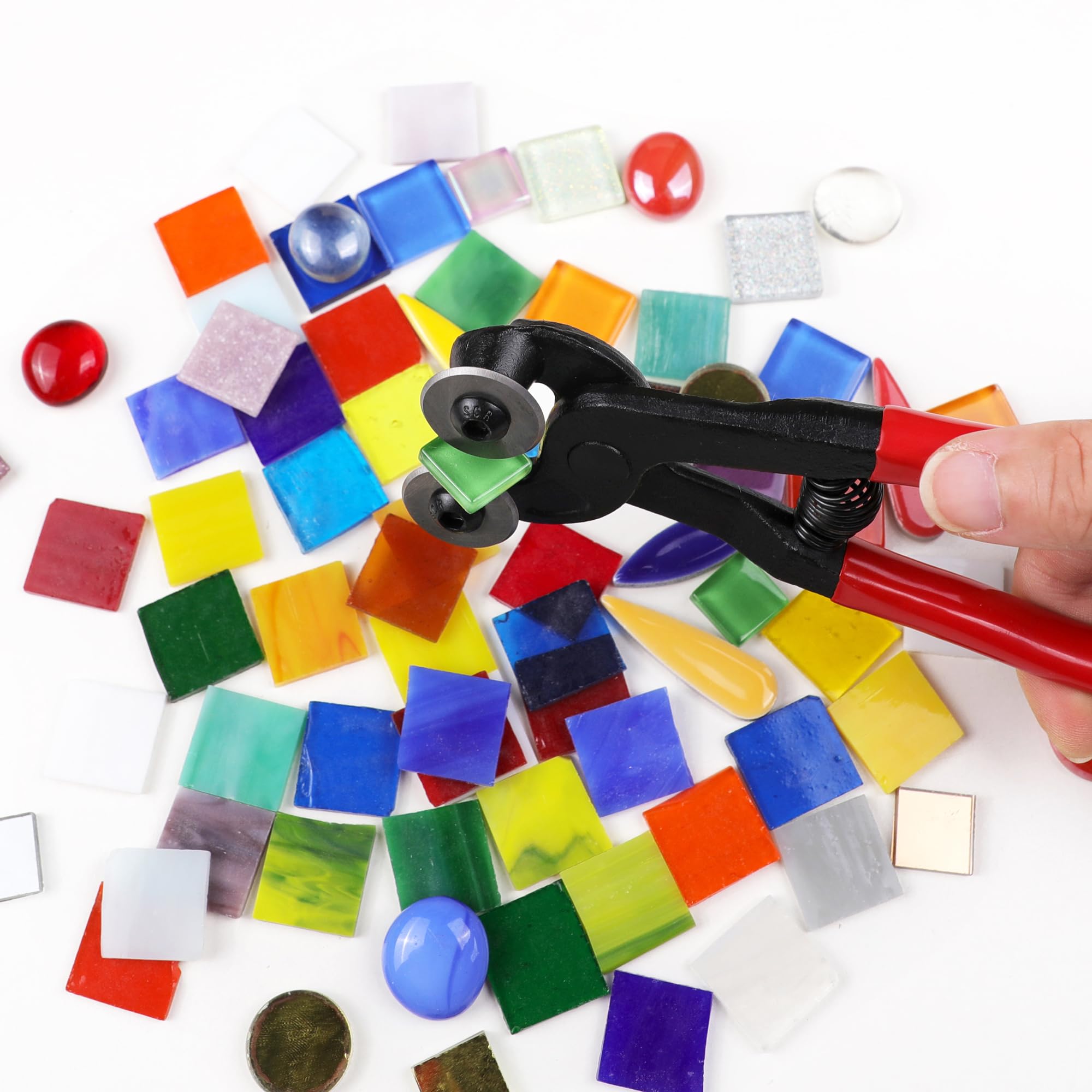 Buenoarte ergonomic handles offer comfortable grip for extended tiling sessions.