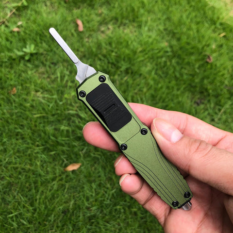 Caressolove compact auto knife ready for quick box opening.