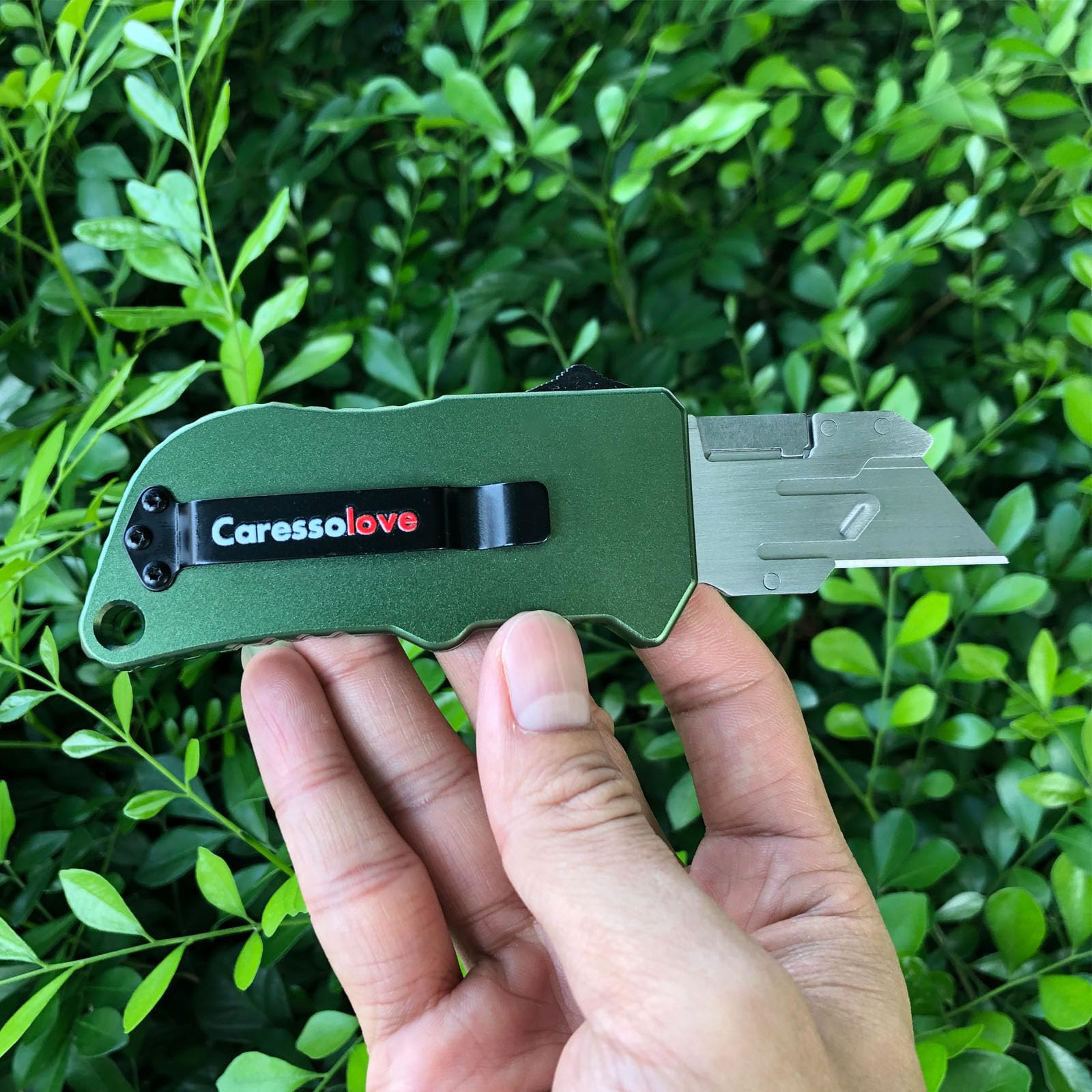 Caressolove knife shows 5 blades included for versatile tasks.