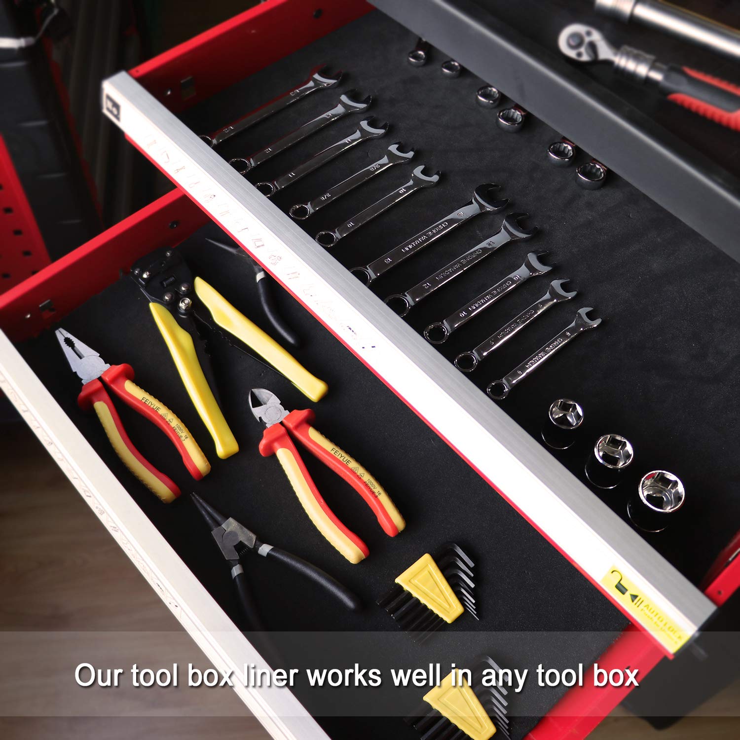 Casoman non-slip bottom liner prevents sliding and preserves tool organization.